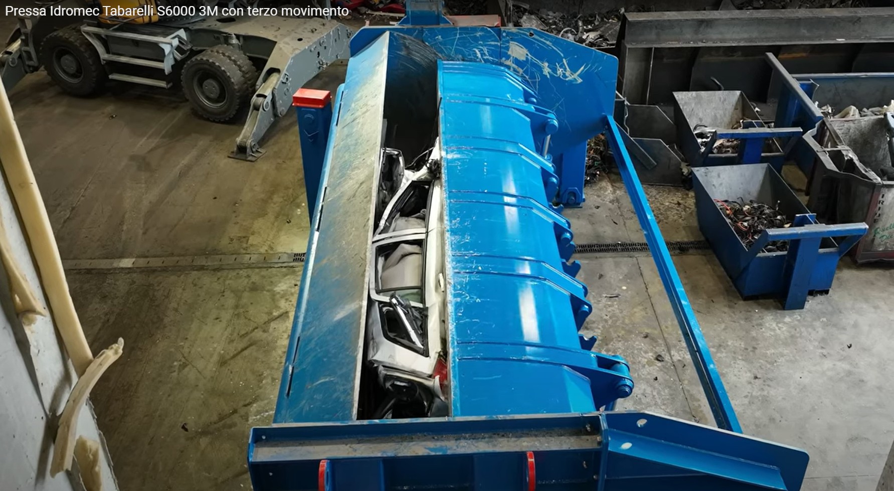 Bil i gang med å bli presset 