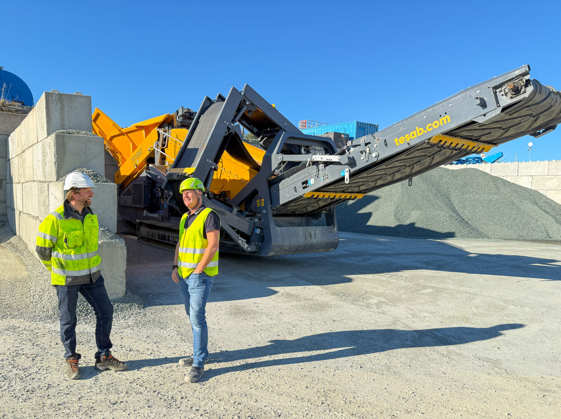 Odd Einar Nørjordet (t.v.), produktsjef hos Kiesel Norge AS, og Sturla Sørhøy, daglig leder Rimol Miljøpark, foran det nye Tesab TS1550 2-dekkssikte. (Foto: Njål Hagen)