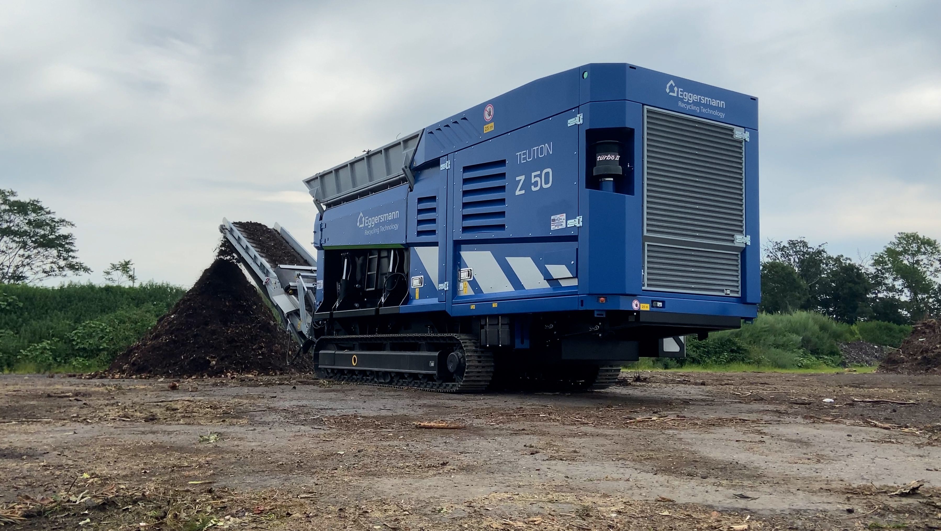 Eggersmann kvern utendørs, i bruk på jordkverning