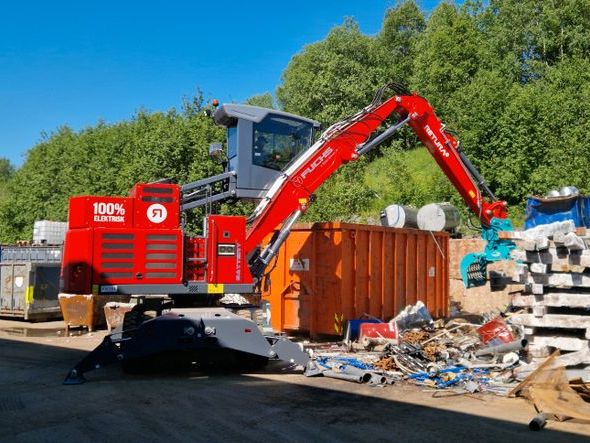 Rød Fuchs materialhåndterer i bruk på sortering av avfall 